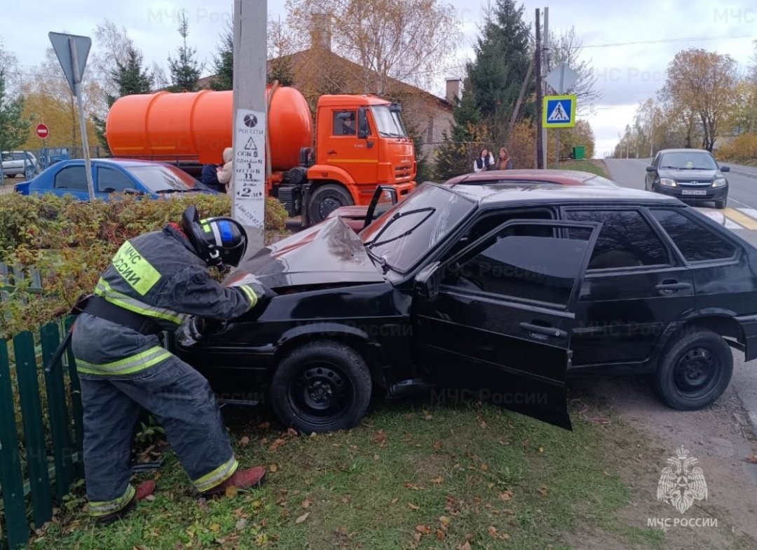 Спасатели МЧС принимали участие в ликвидации ДТП в г. Мещовск, ул. Юбилейная